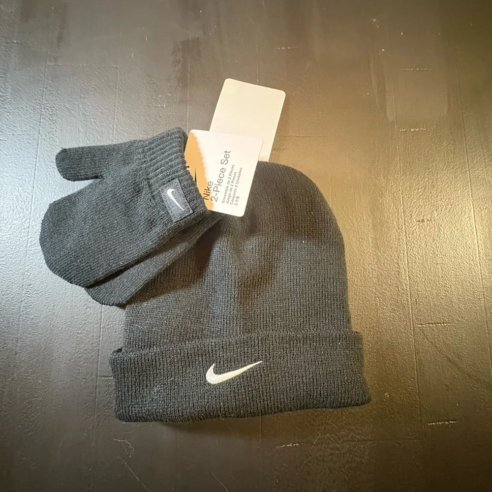 Nike Toddler Black Knit Beanie and Gloves Set fits like‎ 2/4T